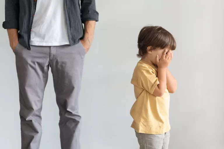 Menino chorando sozinho, sentindo-se sozinho e abandonado, pai indiferente irreconhecível