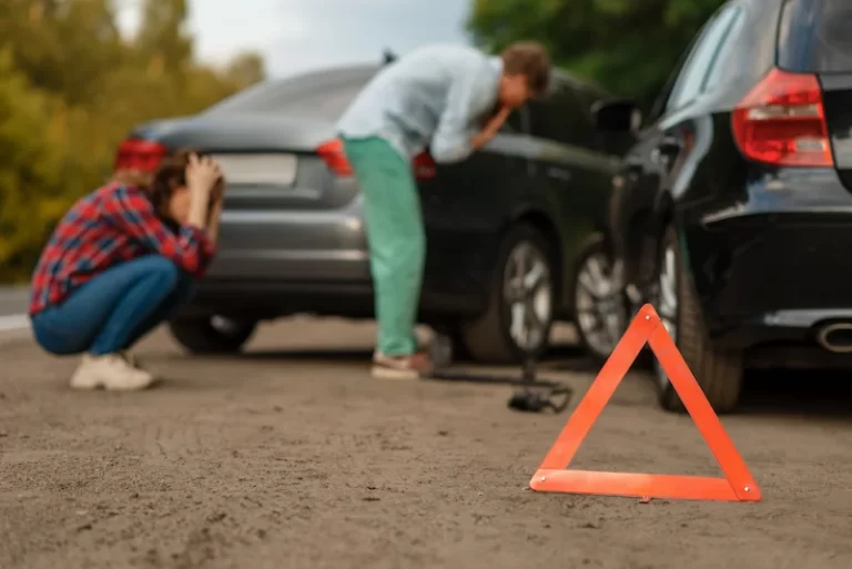 Dois motoristas irritados com acidente de carro