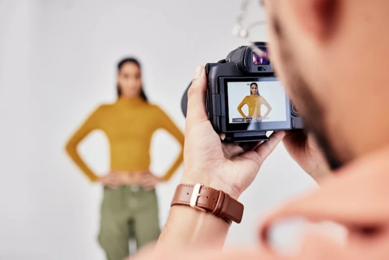 Câmera, fotografia e fotógrafo com modelo feminina em estúdio