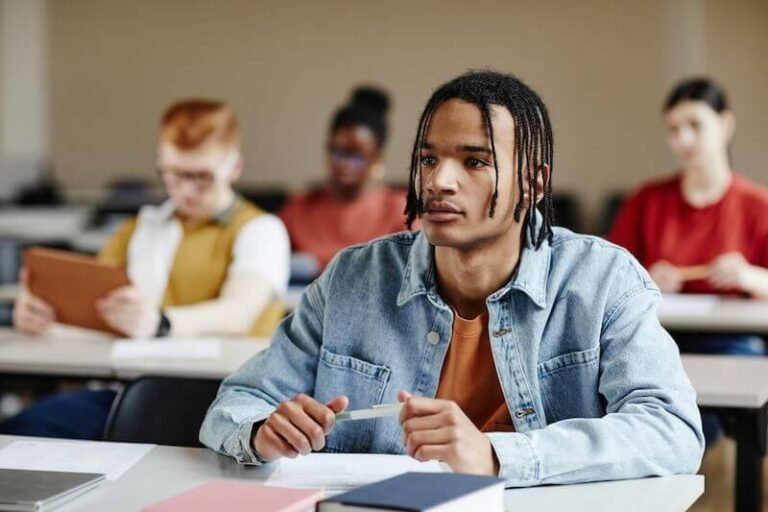 jovem assistindo aula na faculdade